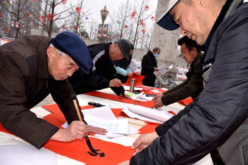 渭南市持续开展迎春节送温暖系列活动 在朝阳公园为群众义写春联
