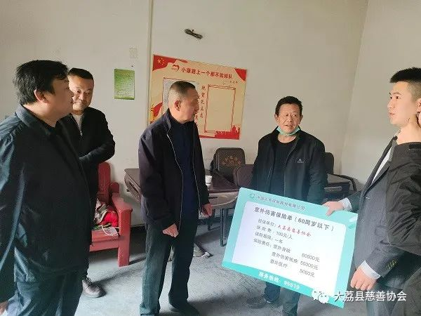 大荔县慈善协会开展学雷锋送关爱 传递向上慈善力量