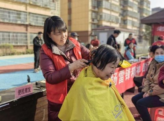 华阴掀起学雷锋慈善志愿服务热潮