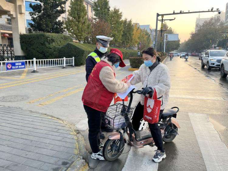 华阴掀起学雷锋慈善志愿服务热潮