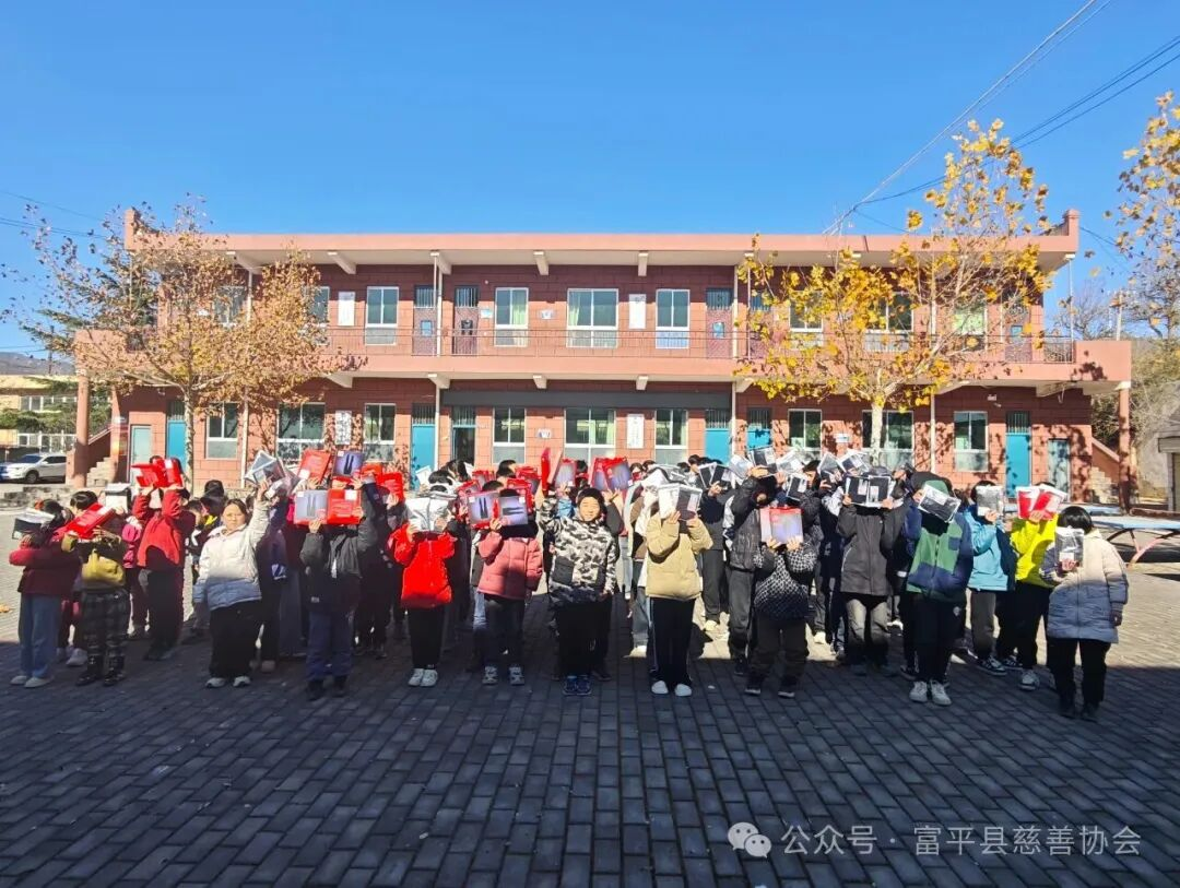 暖冬物资进校园 温情守护助成长