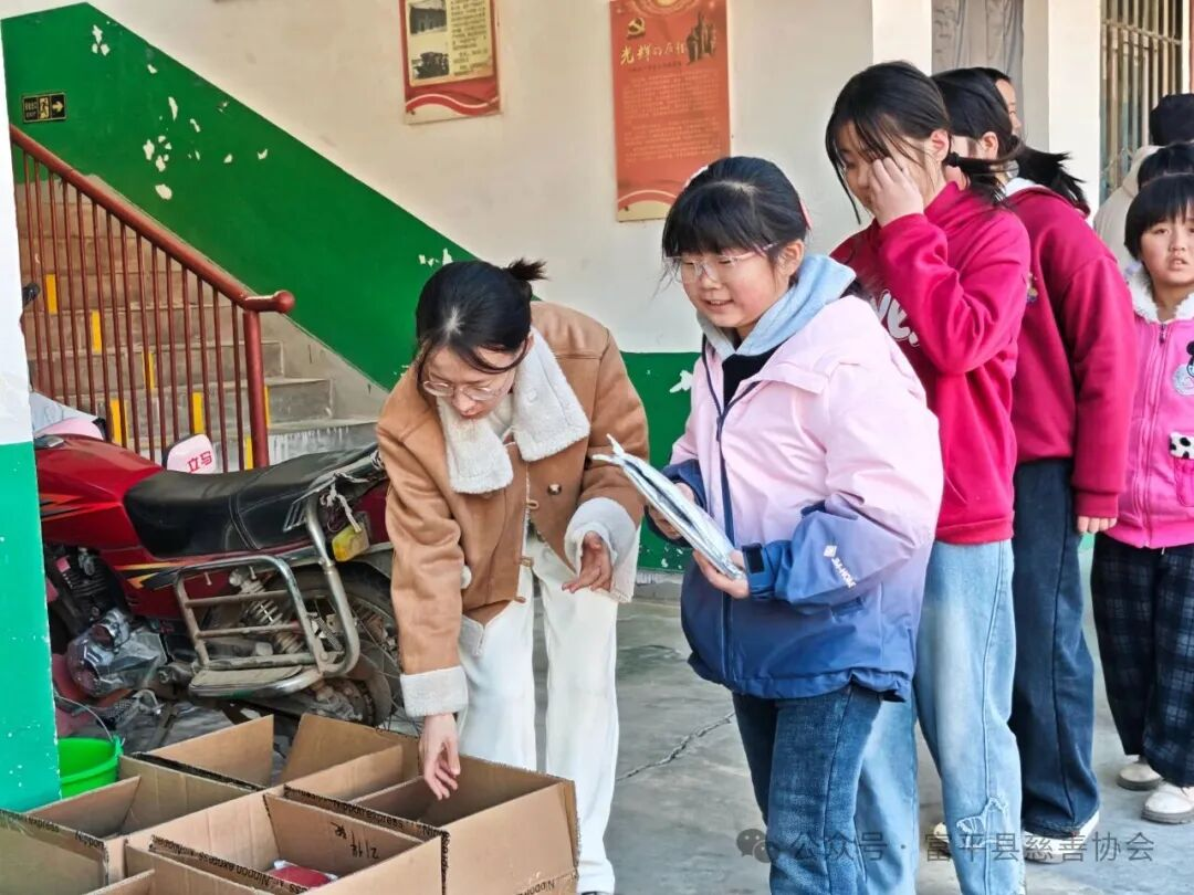 暖冬物资进校园 温情守护助成长