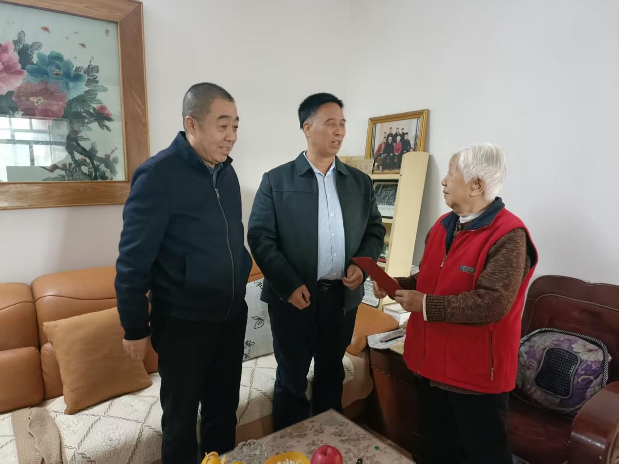 慈暖夕阳   善行敬老 渭南高新区慈善协会慰问困难老人与百岁老人